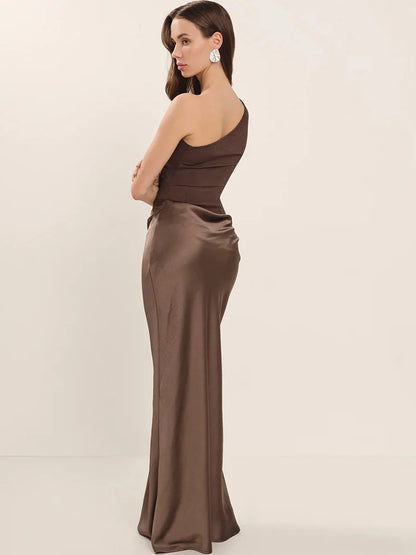Vestido Largo Satén Un Hombro — Chocolate
