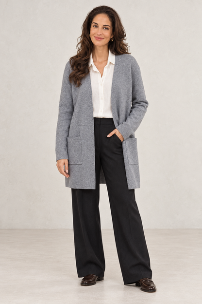 Helena · cárdigan gris · vista frontal de estudio